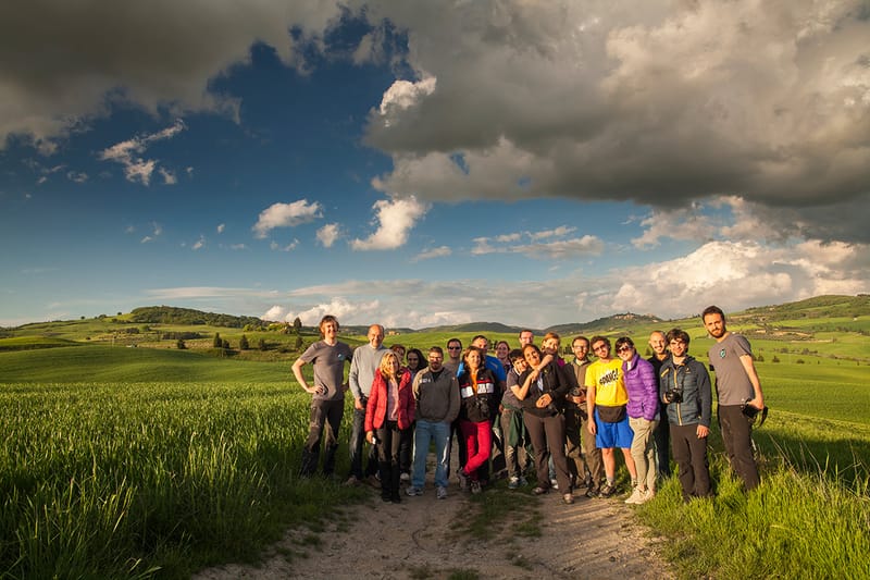 Gruppo di partecipanti a un workshop fotografico tra le colline della Val d'Orcia